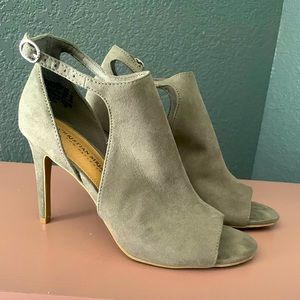 Christian Siriano gray heels.